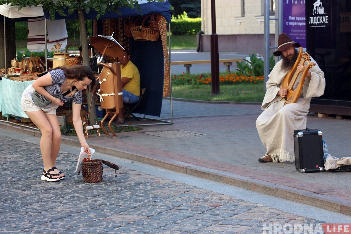На гродзенскай пешаходцы новы інструмент: рамеснік грае на самаробнай ліры