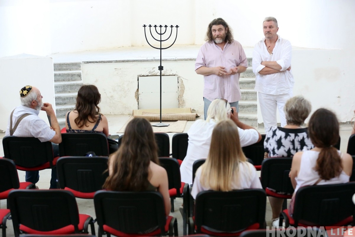 «Охватил лишь малую часть». Гродненский фотограф представил в синагоге выставку про еврейское наследие Беларуси