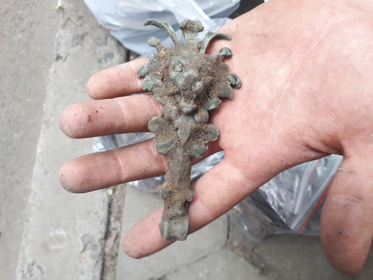 Гребень, кафля и кости: что находят археологи на Большой Троицкой