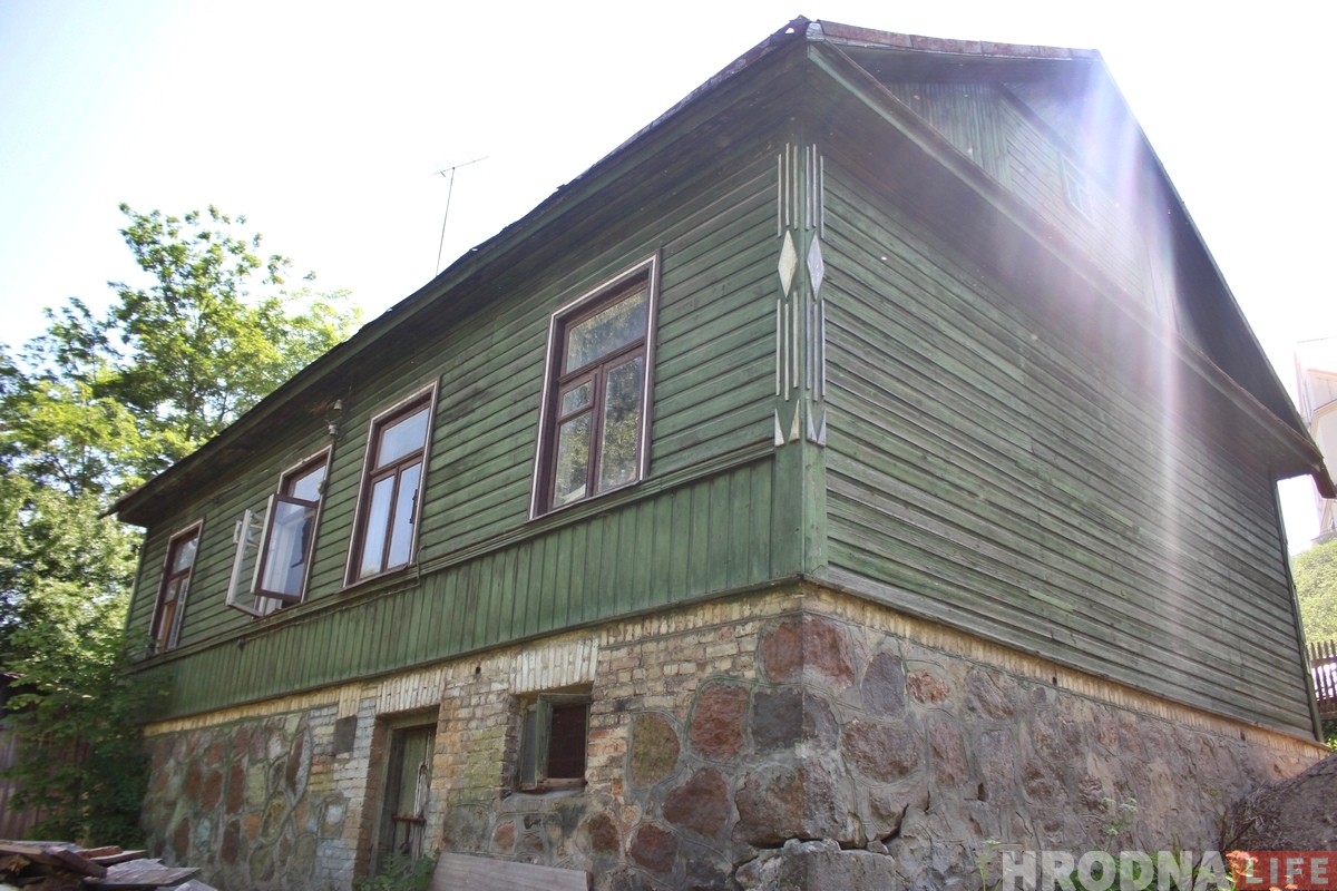 «Сохранить осколок старой культуры». Гродненец купил 90-летний деревянный дом, чтобы восстановить и жить в нем