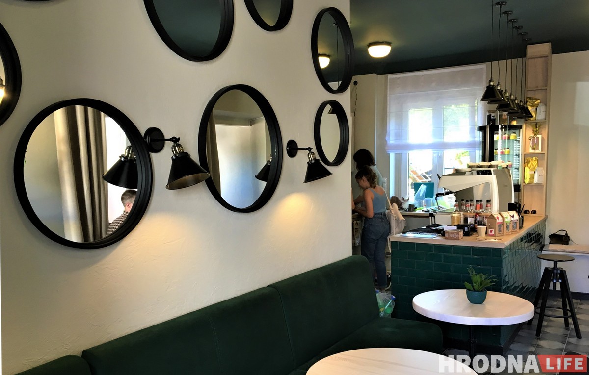 Венские вафли, домашнее мороженое и благотворительность по вторникам. На Большой Троицкой открылось новое кафе