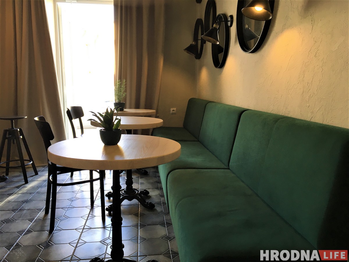 Венские вафли, домашнее мороженое и благотворительность по вторникам. На Большой Троицкой открылось новое кафе