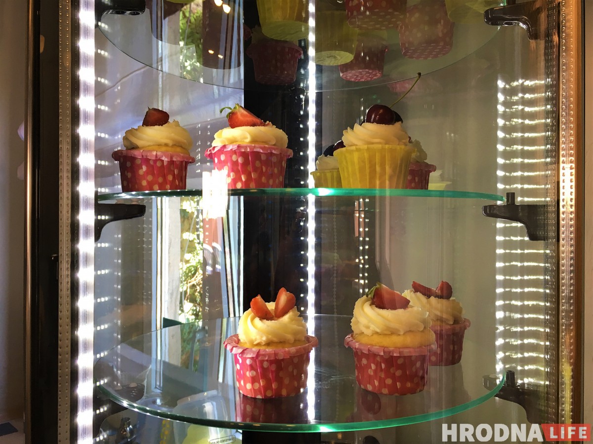 Венские вафли, домашнее мороженое и благотворительность по вторникам. На Большой Троицкой открылось новое кафе