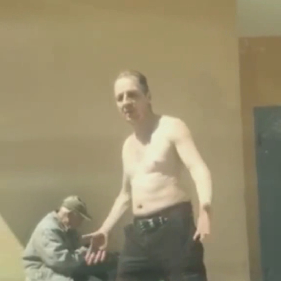 У Гродне мужчына разбіў бампер чужой машыны на вачах уласніка. Яго шукаюць У Гродне мужчына разбіў бампер чужой машыны на вачах уласніка. Яго шукаюць