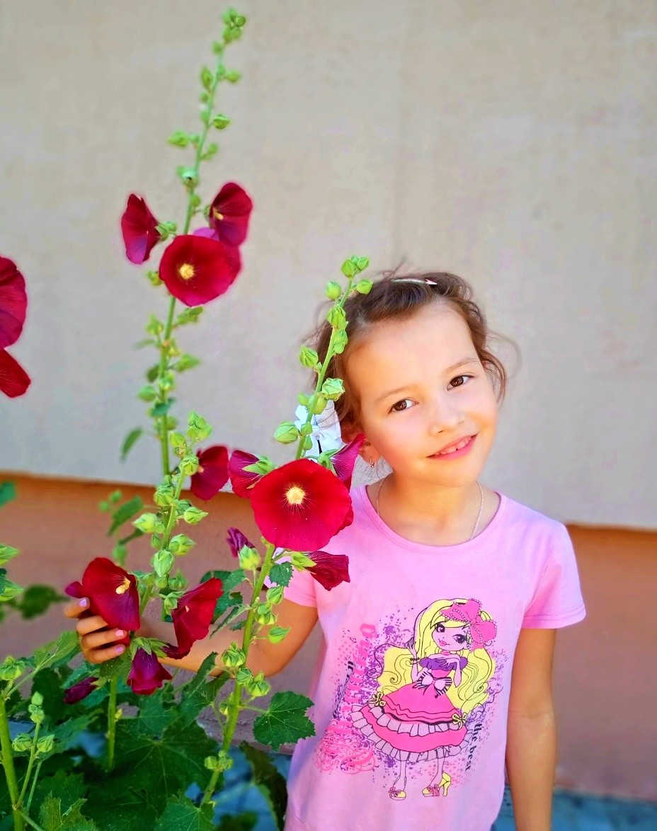 "Я вельмі хачу другое вушка і чуць, як усе". Патрэбна дапамога сямігадовай Алёне Уласенка