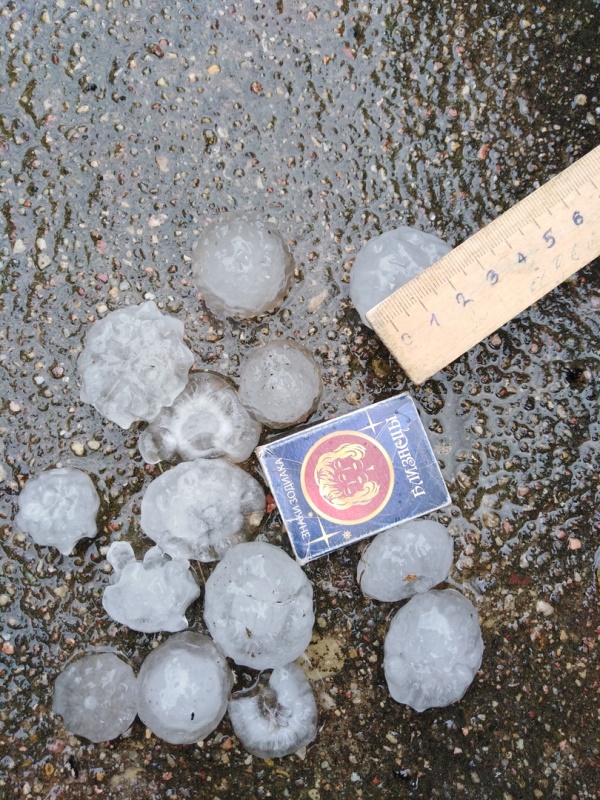 Смотрите, какой град выпал в Ошмянах. Он побил машины