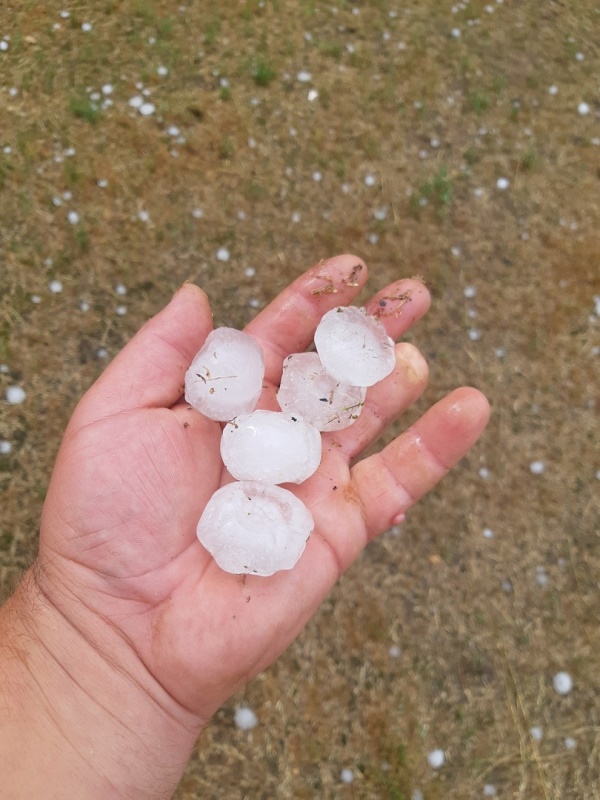 Смотрите, какой град выпал в Ошмянах. Он побил машины