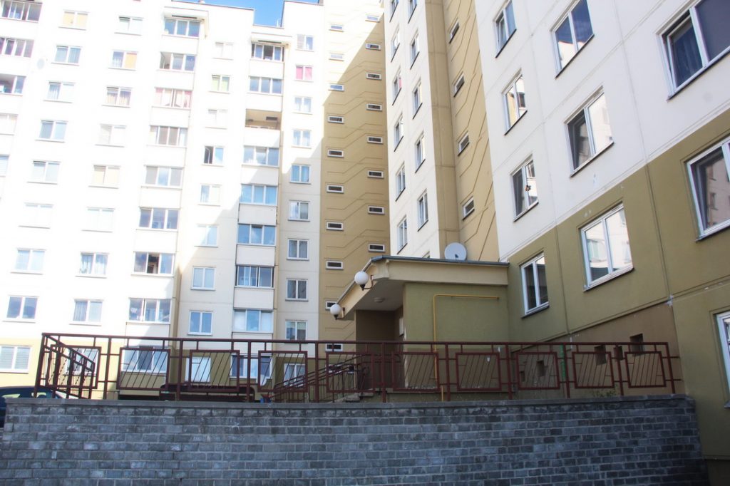 Девочка из Слонима собрала под окнами многоэтажки окурки жильцов и показала им, сколько вышло