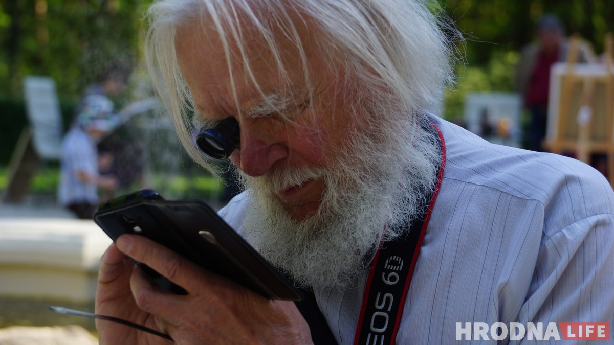 “Не взяли в курьеры, пошел в модели”. Как пожилой гродненец делает карьеру на пенсии