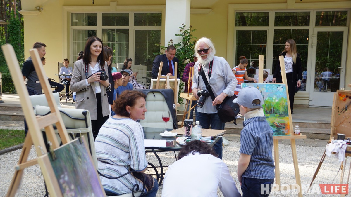 “Не взяли в курьеры, пошел в модели”. Как пожилой гродненец делает карьеру на пенсии