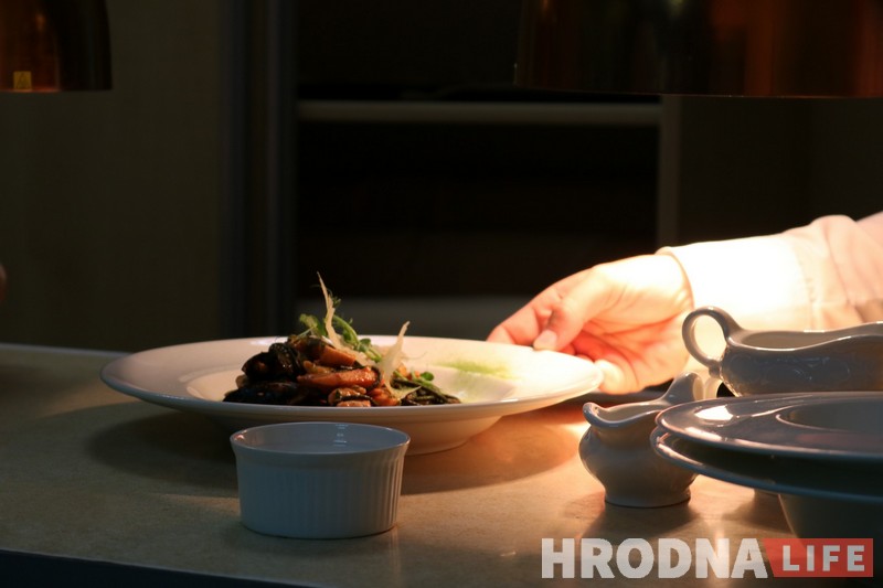 Кухня – это международный язык. Звездный шеф из Франции готовил вместе с гродненскими поварами блюда в стиле Прованс