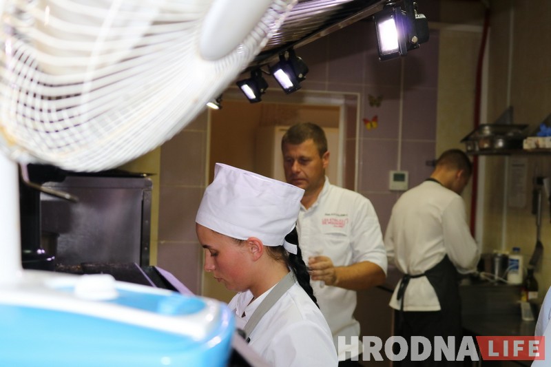 Кухня – это международный язык. Звездный шеф из Франции готовил вместе с гродненскими поварами блюда в стиле Прованс