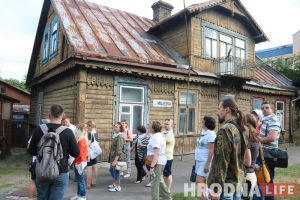 “Новы Свет я ніколі не бачыў”. Да шпацыру з пахамі і смакамі далучыліся невідушчыя ўдзельнікі