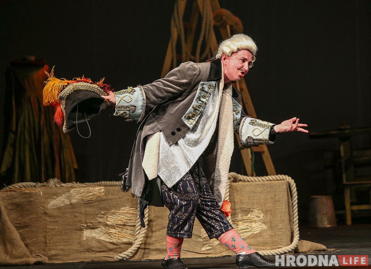 Акторы з Беластоку паказалі гродзенцам «Помсту» па-польску Акторы з Беластоку паказалі гродзенцам «Помсту» па-польску