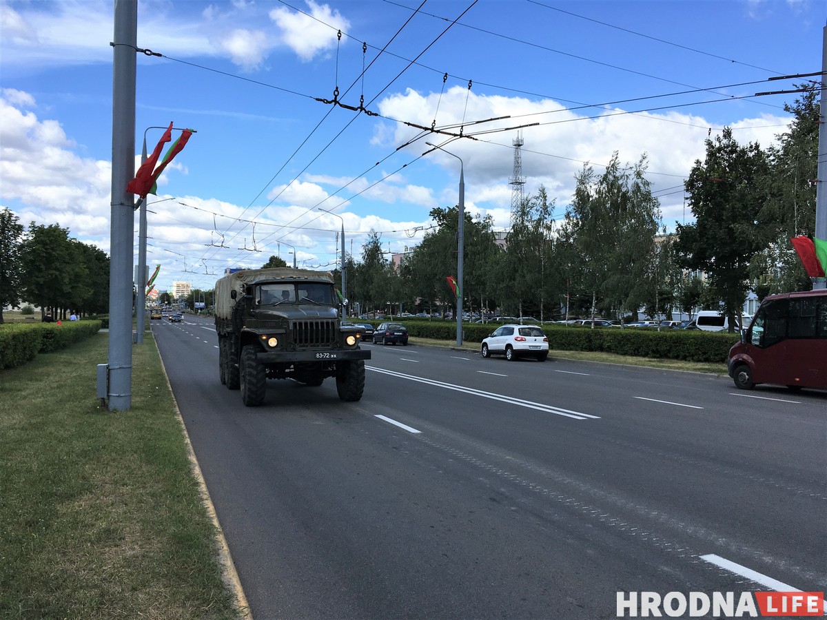 Як выглядае асфальт пасля рэпетыцыі парада да Дня незалежнасці і што пра гэта пішуць у Instagram