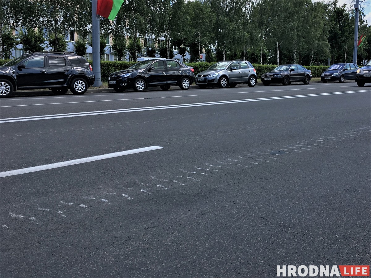 Як выглядае асфальт пасля рэпетыцыі парада да Дня незалежнасці і што пра гэта пішуць у Instagram