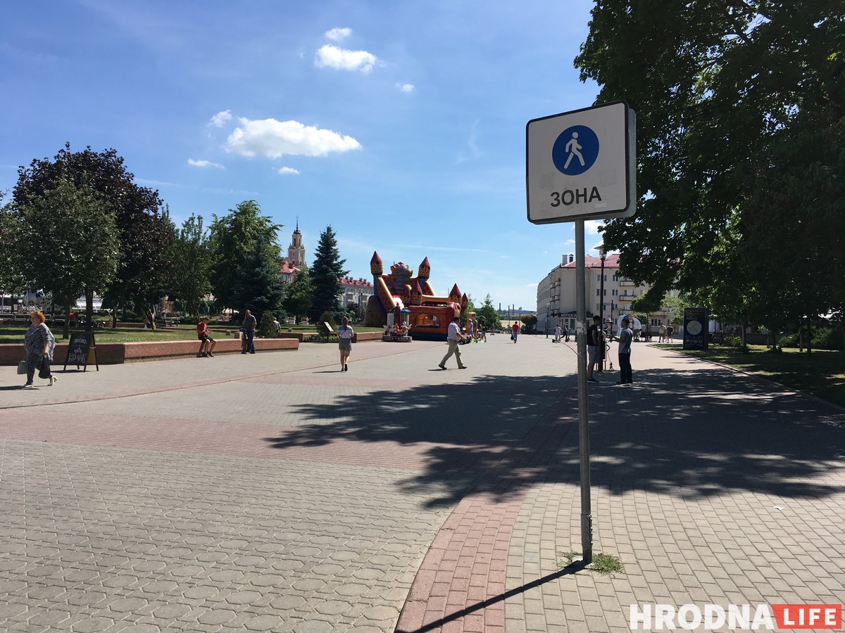Таксісты і не толькі. Чаму па пешаходнай Маставой усё часцей ездзяць на аўто?