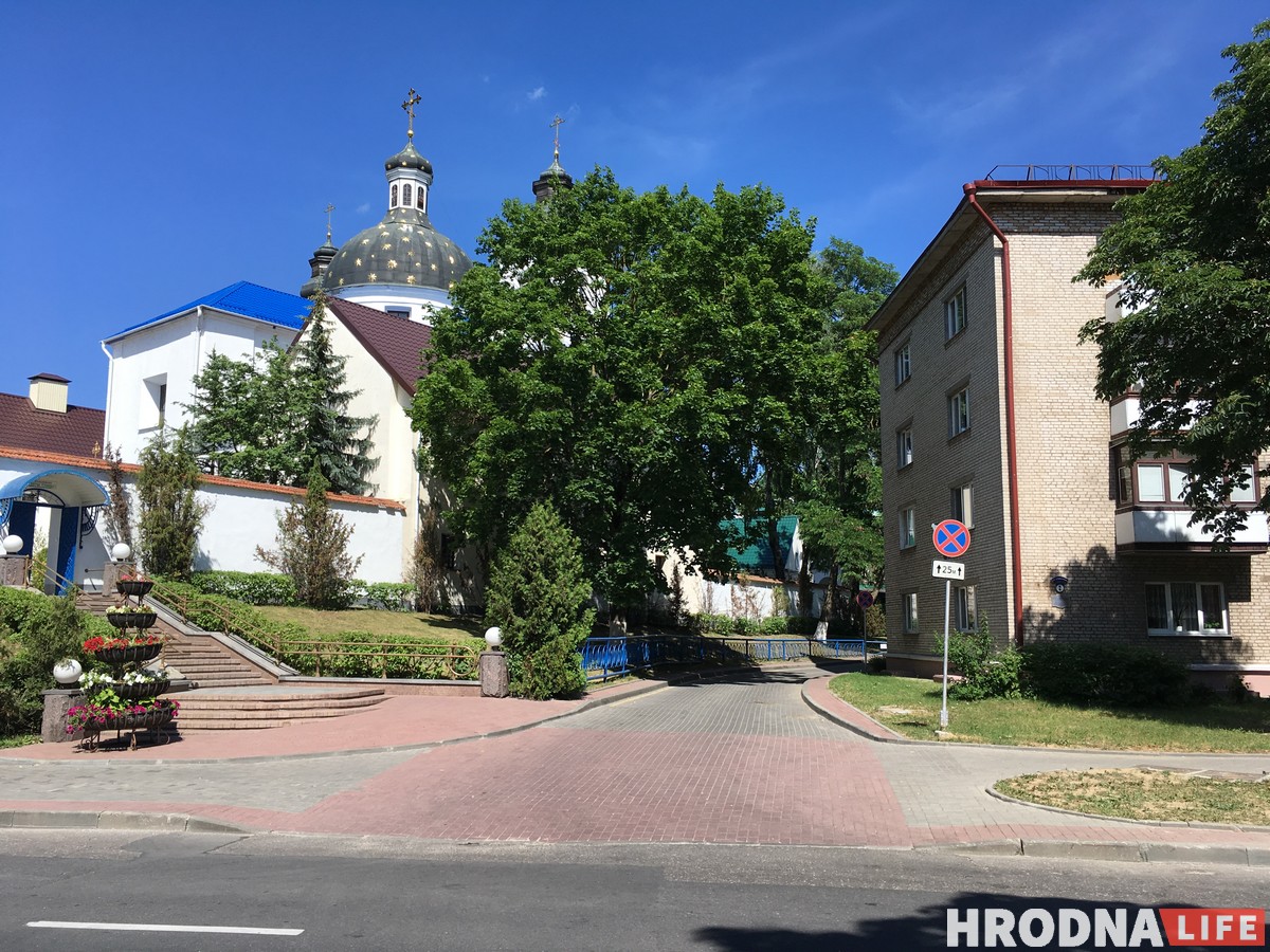 Таксісты і не толькі. Чаму па пешаходнай Маставой усё часцей ездзяць на аўто?