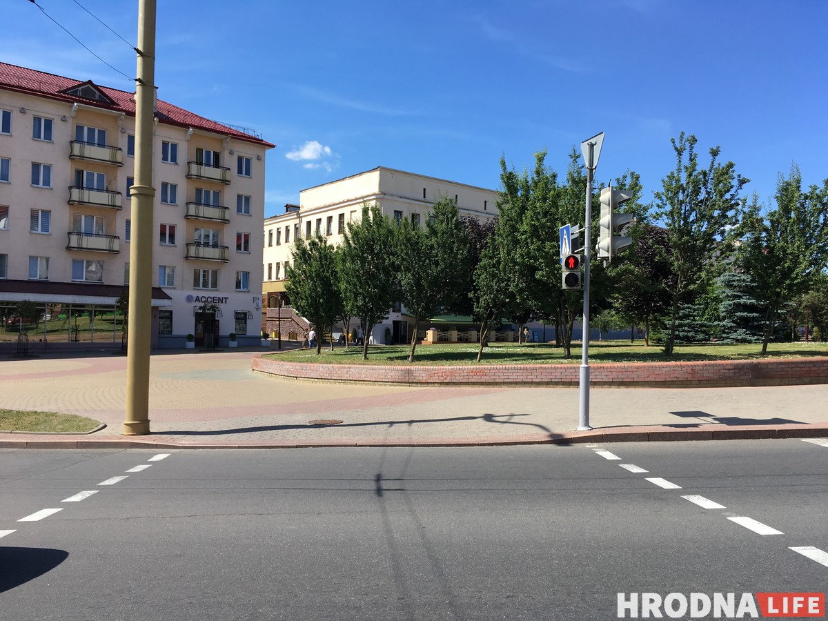 Таксісты і не толькі. Чаму па пешаходнай Маставой усё часцей ездзяць на аўто?