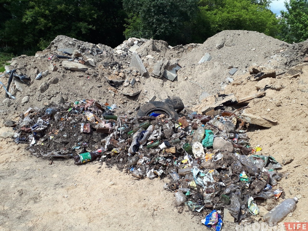 "Хамскае стаўленне да горада". Невядомыя ў цэнтры Гродна зрабілі звалку смецця