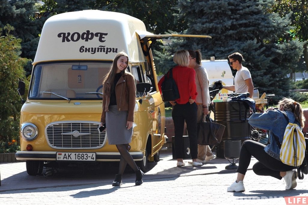 «Тут часцінка нашага сэрца». Самая вядомая кавярня на колах у Гродне адзначыла першы дзень нараджэння