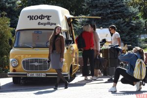 Першы KFC у Гродне ўзялі штурмам: дзясяткі людзей беглі па сертыфікаты на 15-100 рублёў