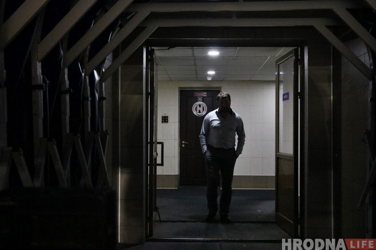 Свитер под своды арены, а номер изымут из обращения: в Гродно поблагодарили Андрея Коршунова за карьеру