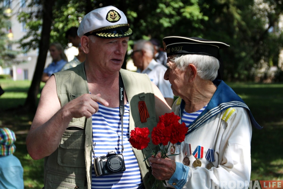 У цэнтры Гродна сабраліся савецкія маракі каб адзначыць прафесійнае свята