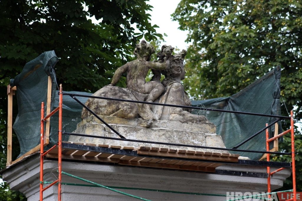 На ўязной браме Новага замка рэстаўруюць скульптуры сфінксаў