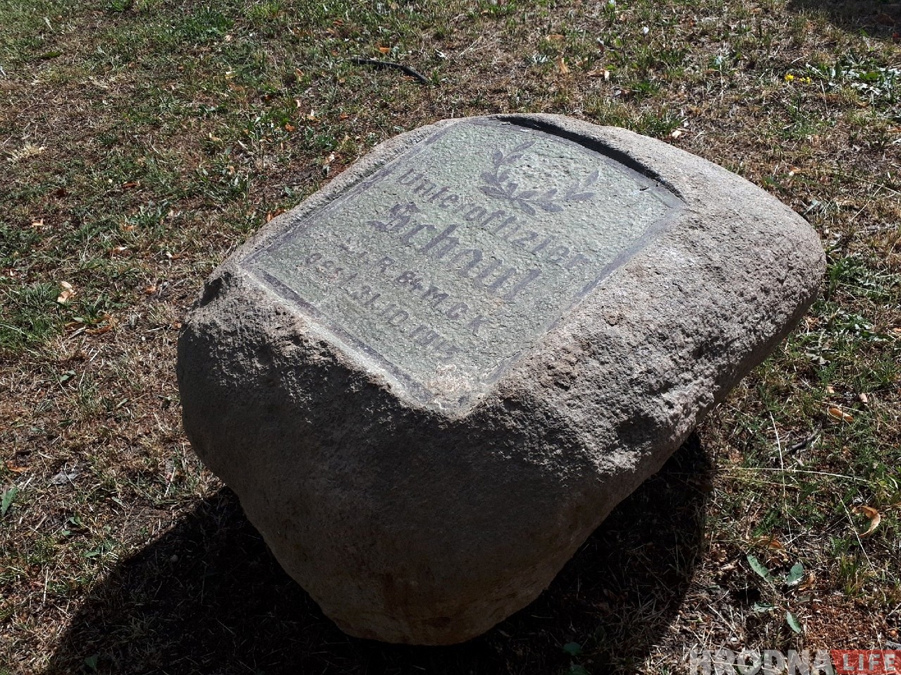 Камень с могилы немецкого солдата, который нашли на Немане, перевезли на военное кладбище