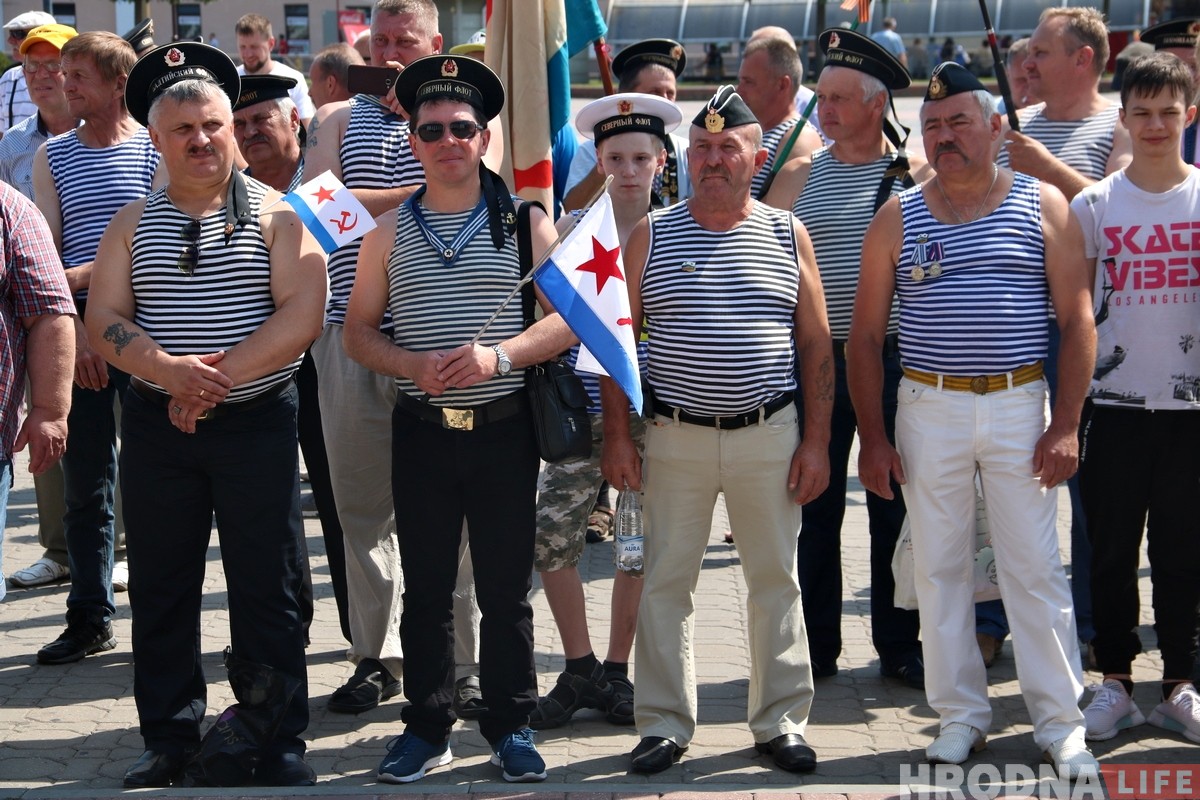 В центре Гродно собрались советские моряки чтобы отметить профессиональный праздник