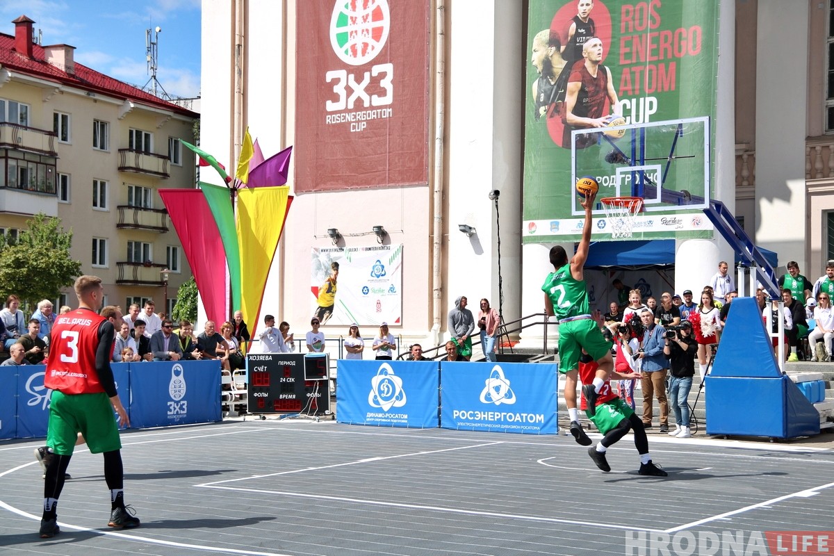 Посмотреть уличный баскетбол в центре Гродно пришли сотни зрителей