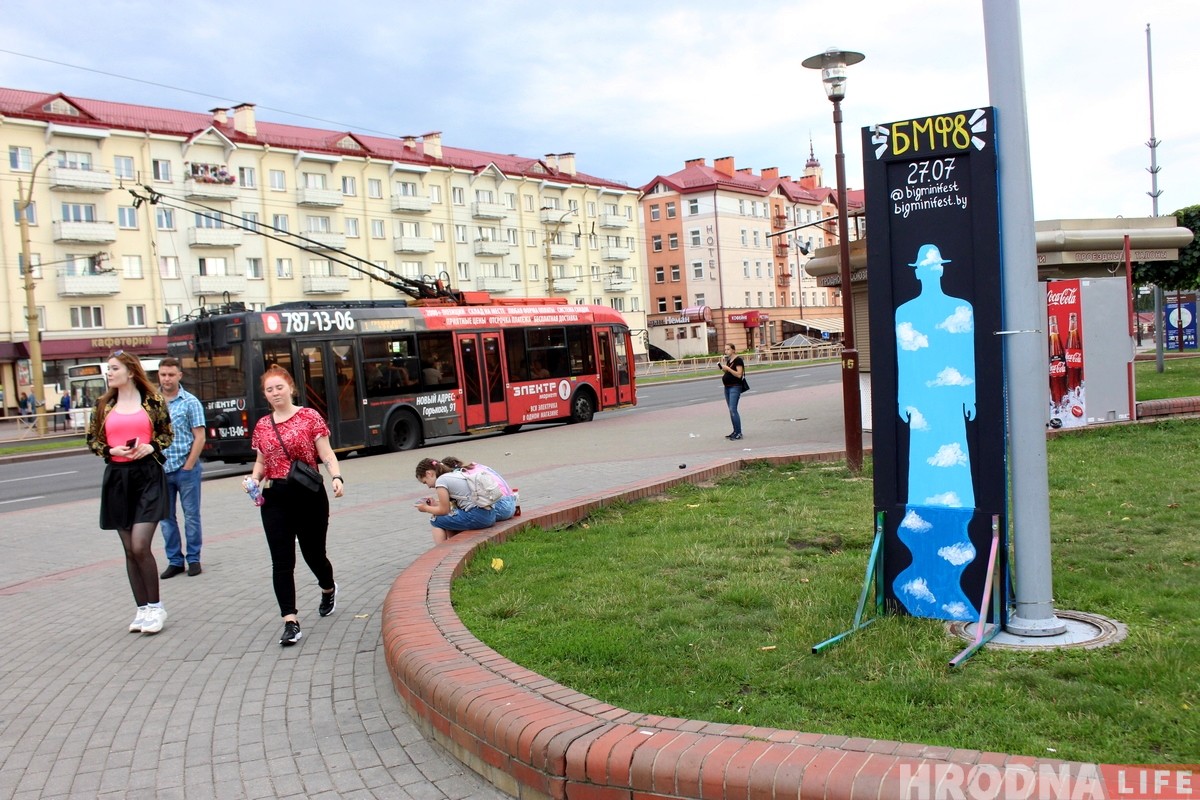 У Гродне усталёўваюць незвычайныя афішы