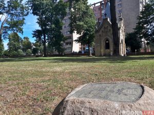 Камень з магілы нямецкага салдата, які знайшлі на Нёмане, перавезлі на вайсковыя могілкі Камень з магілы нямецкага салдата, які знайшлі на Нёмане, перавезлі на вайсковыя могілкі