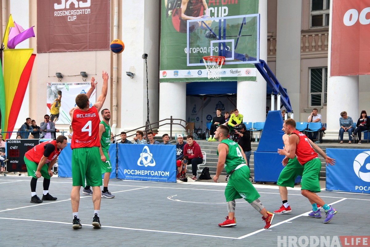 Посмотреть уличный баскетбол в центре Гродно пришли сотни зрителей