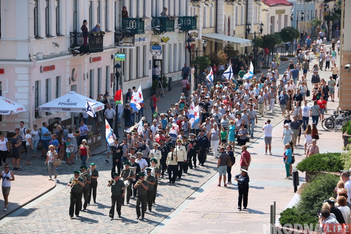 У цэнтры Гродна сабраліся савецкія маракі каб адзначыць прафесійнае свята