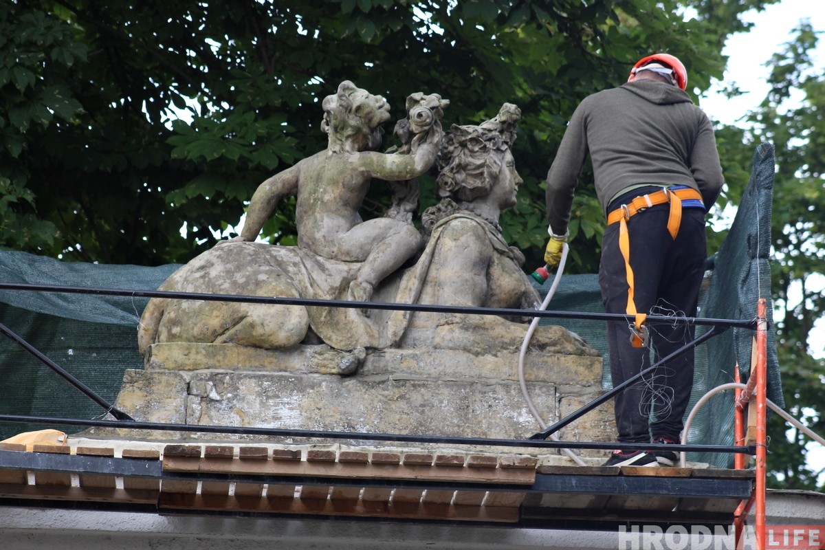 На въездных воротах Нового замка реставрируют скульптуры сфинксов