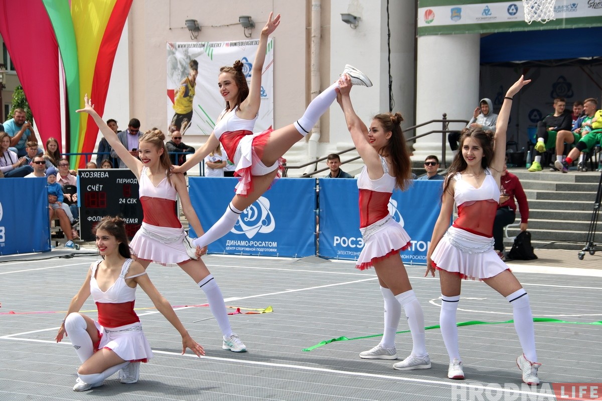 Посмотреть уличный баскетбол в центре Гродно пришли сотни зрителей
