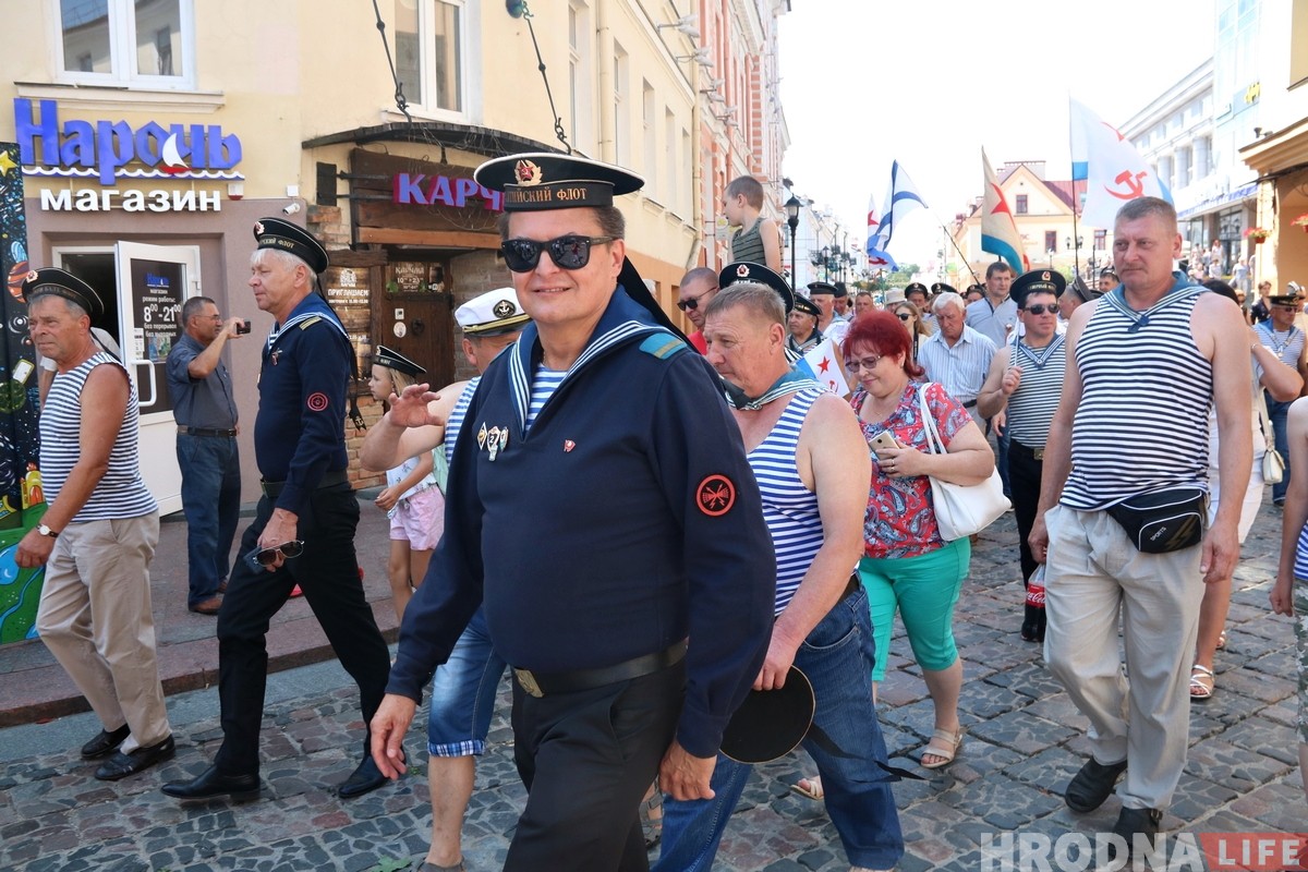 В центре Гродно собрались советские моряки чтобы отметить профессиональный праздник