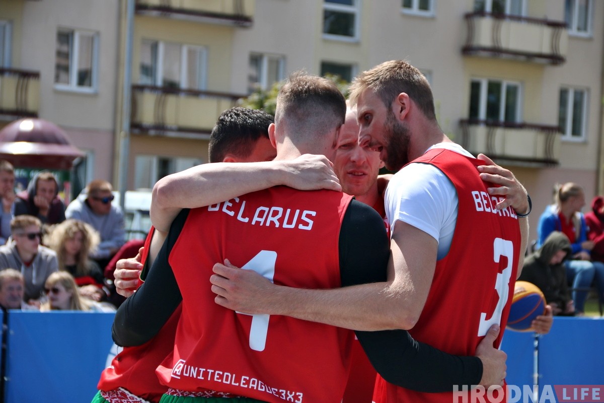 Посмотреть уличный баскетбол в центре Гродно пришли сотни зрителей