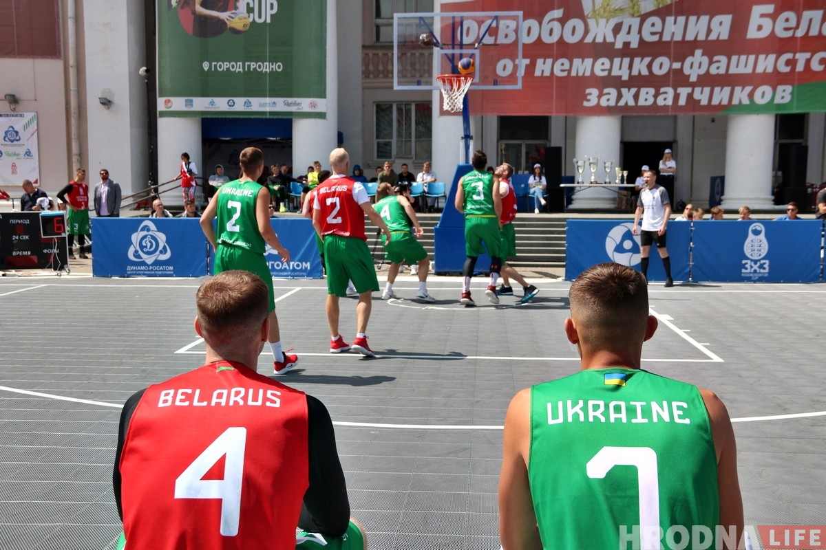 Посмотреть уличный баскетбол в центре Гродно пришли сотни зрителей