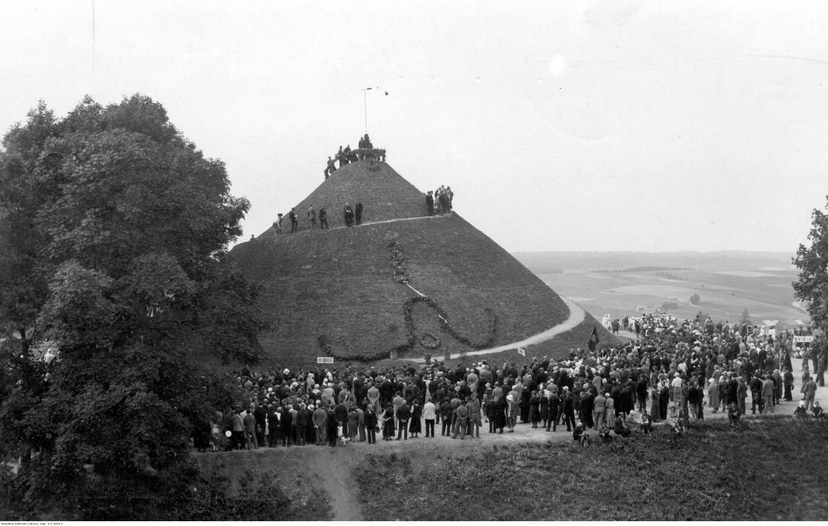 95 лет назад в Новогрудке начали насыпать Курган Мицкевича. Смотрите, как это было