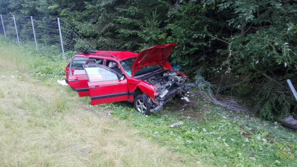 В Лидском районе машина врезалась в отбойник и перевернулась. Пострадала водительница