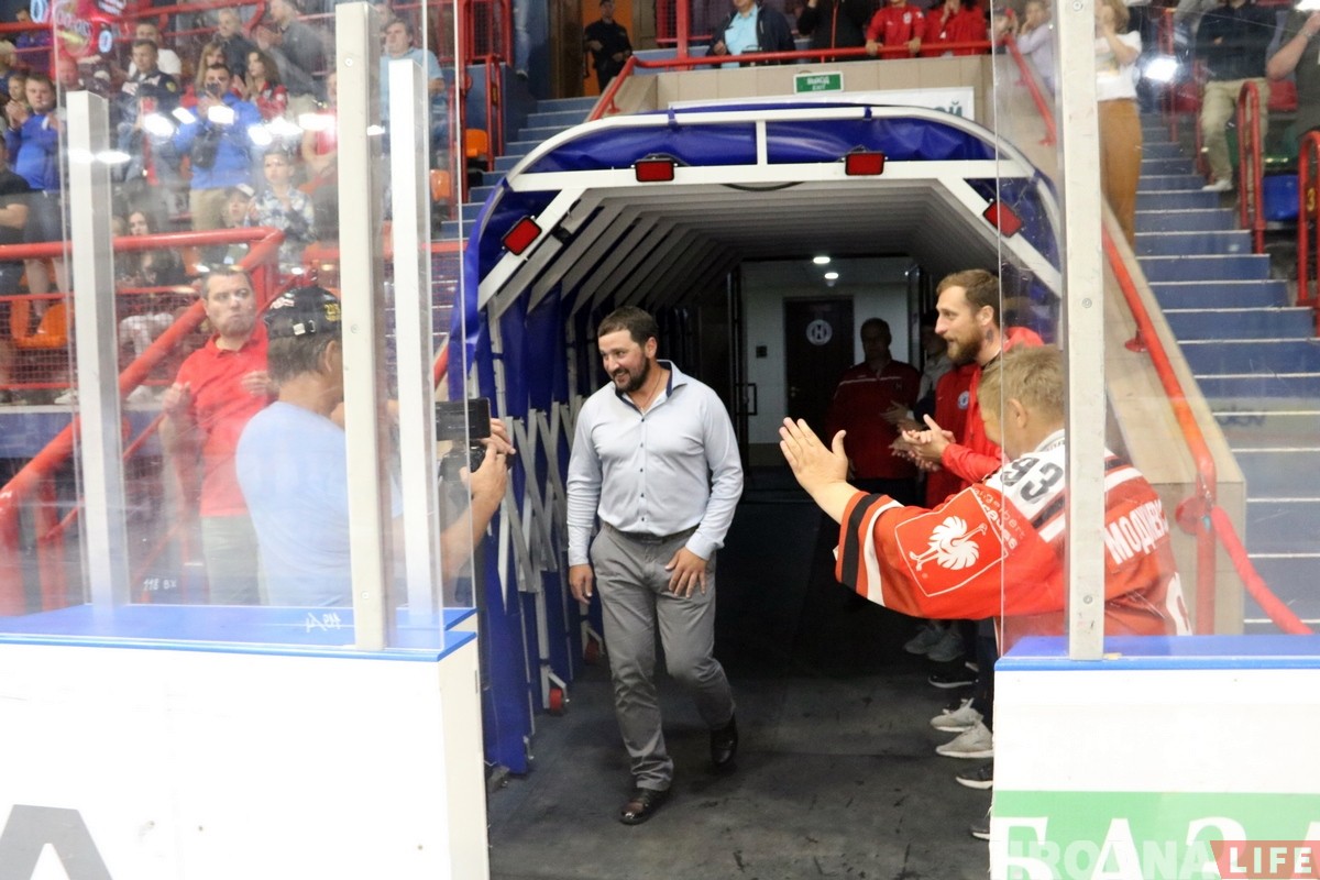 Свитер под своды арены, а номер изымут из обращения: в Гродно поблагодарили Андрея Коршунова за карьеру