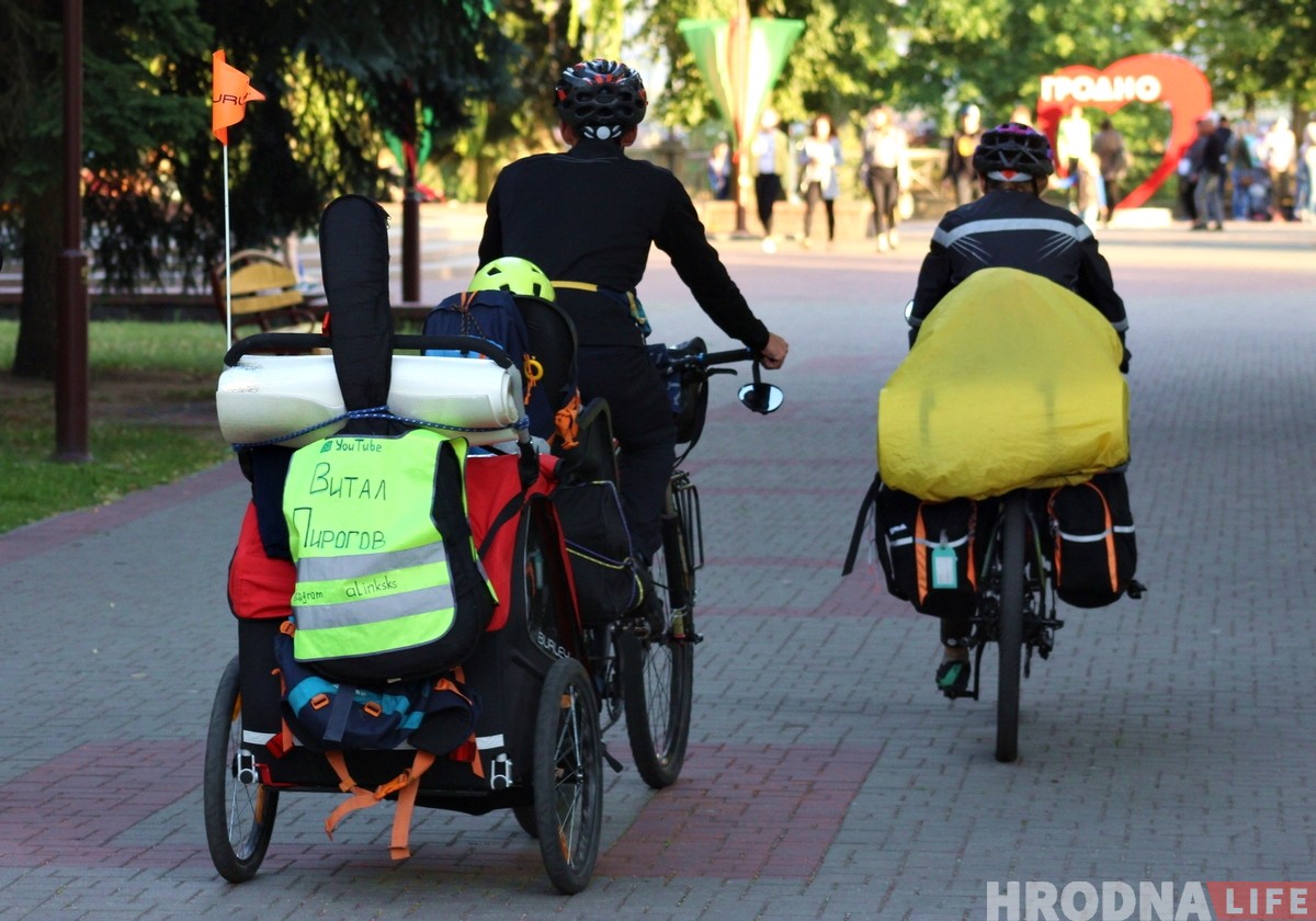 Семья из Ханты-Мансийска на велосипедах и с маленькими детьми добралась до Гродно. Рассказали, как это возможно