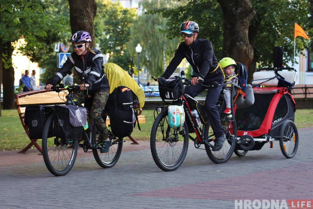 Семья из Ханты-Мансийска на велосипедах и с маленькими детьми добралась до Гродно. Рассказали, как это возможно