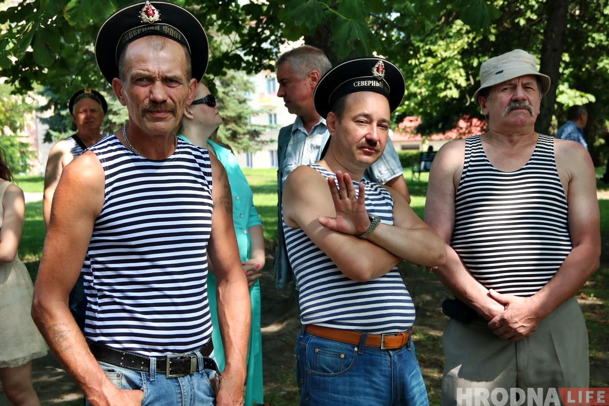 У цэнтры Гродна сабраліся савецкія маракі каб адзначыць прафесійнае свята