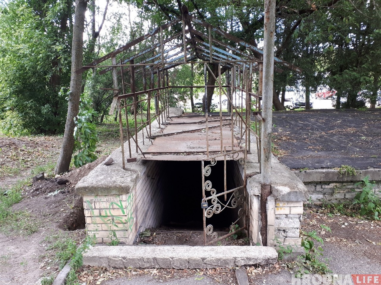 "Хамскае стаўленне да горада". Невядомыя ў цэнтры Гродна зрабілі звалку смецця "Хамскае стаўленне да горада". Невядомыя ў цэнтры Гродна зрабілі звалку смецця