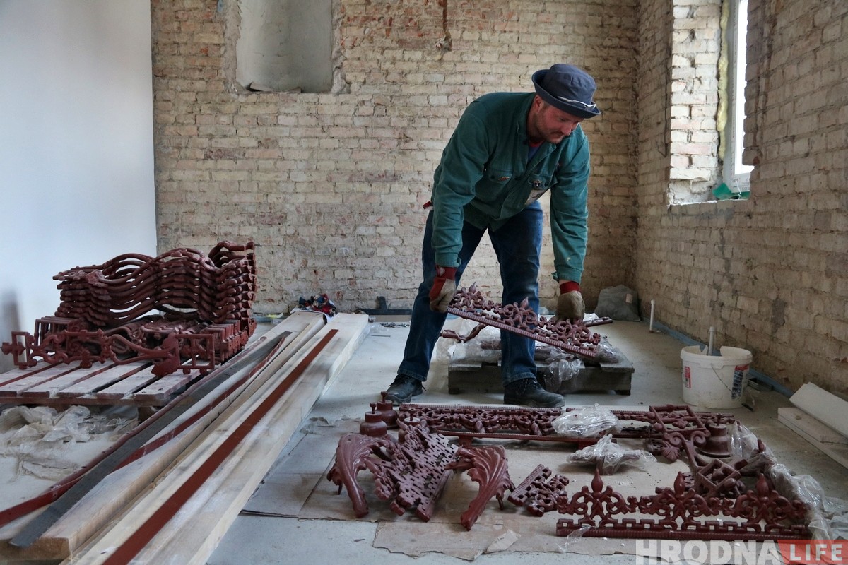 «За это никто не хотел браться». На Городничанской восстанавливают старинные балконы