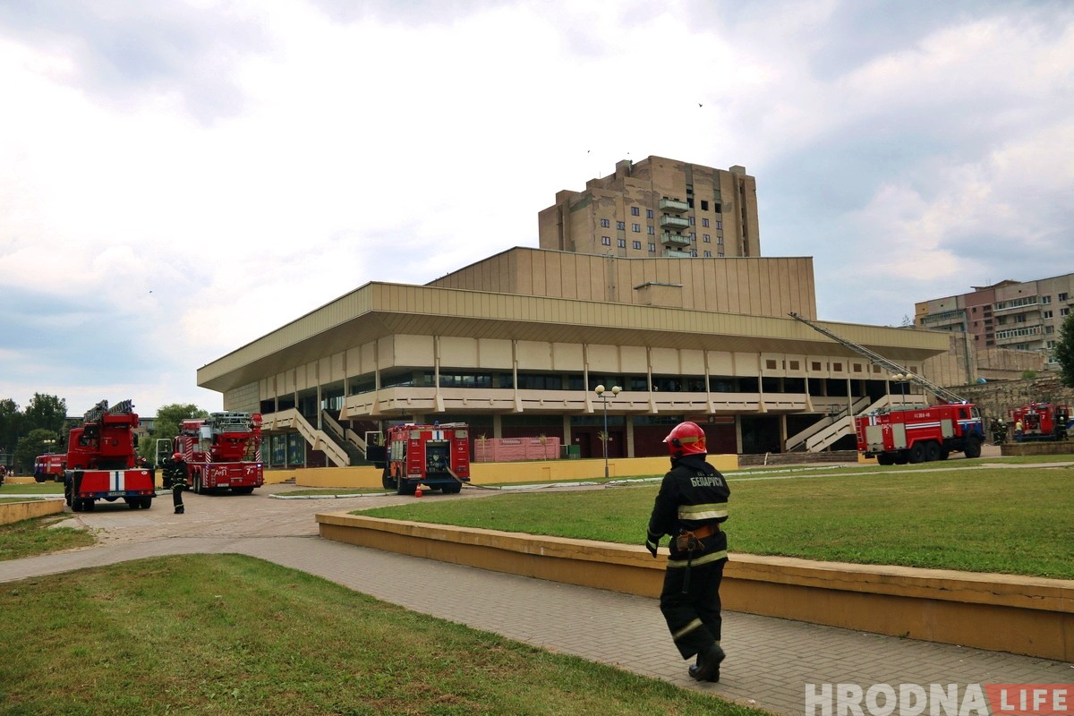 Кінатэатр "Кастрычнік" не гарыць: у гродзенскіх ратавальнікаў праходзяць раптоўныя вучэнні